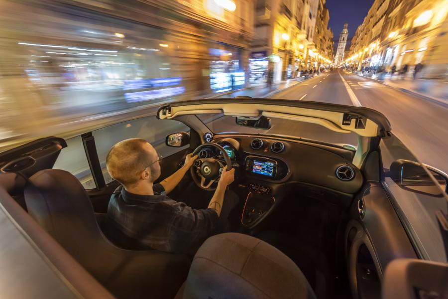 Интерьер Smart EQ ForTwo Pulse Cabrio (A453) 2020 года  (WW) (фото 12 из 42)
